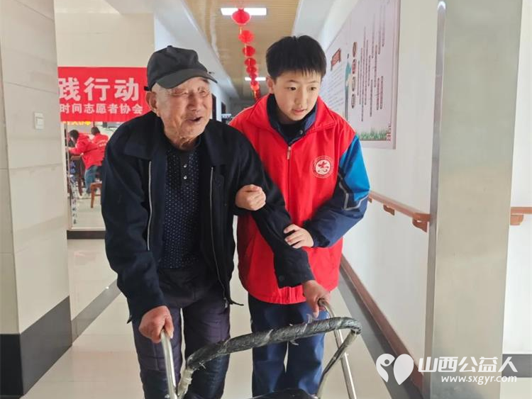 爱心奉献情暖老人 盐湖区第一时间志愿者协会来到仁德养护院为老人们送去理发剪指甲等暖心服务 - 第4张