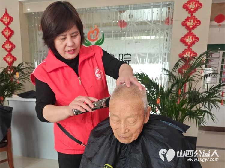 爱心奉献情暖老人 盐湖区第一时间志愿者协会来到仁德养护院为老人们送去理发剪指甲等暖心服务 - 第3张