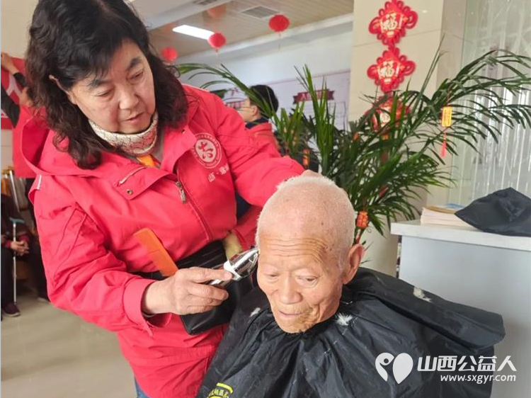 爱心奉献情暖老人 盐湖区第一时间志愿者协会来到仁德养护院为老人们送去理发剪指甲等暖心服务 - 第2张