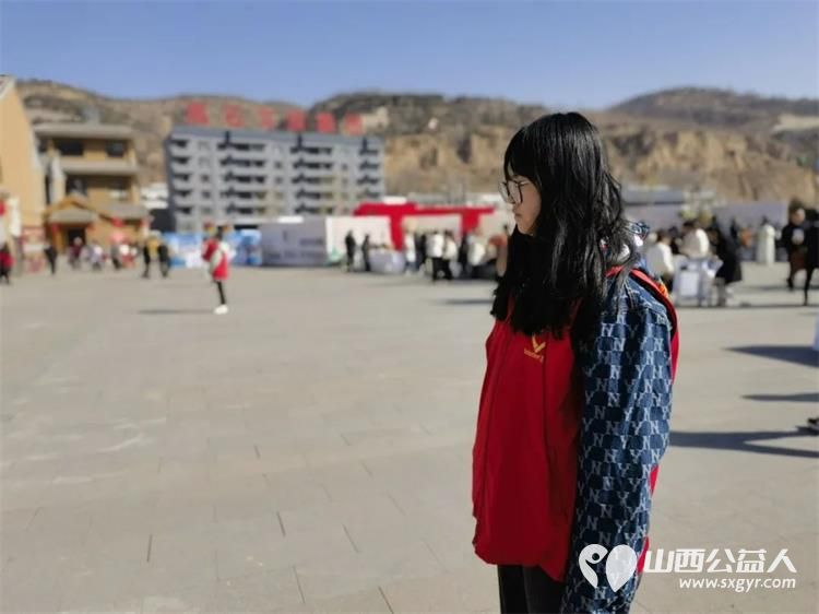 吕梁市离石区青年志愿者协会的志愿者们向广大游客提供各项便民服务提升游客的旅游体验感 - 第8张