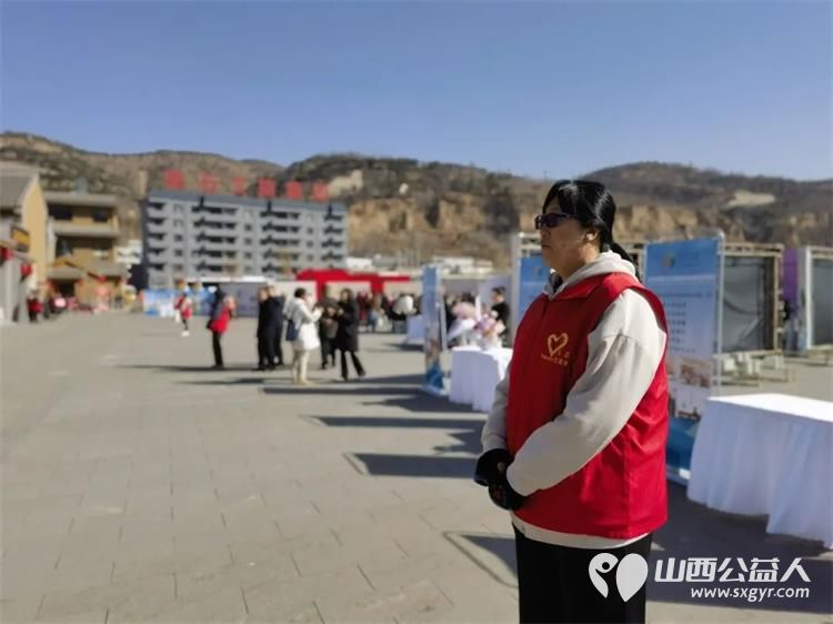 吕梁市离石区青年志愿者协会的志愿者们向广大游客提供各项便民服务提升游客的旅游体验感 - 第7张