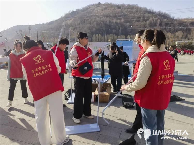 吕梁市离石区青年志愿者协会的志愿者们向广大游客提供各项便民服务提升游客的旅游体验感 - 第3张