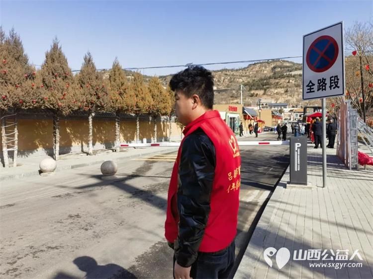 吕梁市离石区青年志愿者协会的志愿者们向广大游客提供各项便民服务提升游客的旅游体验感 - 第9张