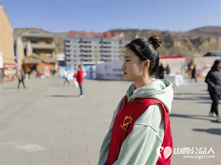 吕梁市离石区青年志愿者协会的志愿者们向广大游客提供各项便民服务提升游客的旅游体验感 - 第6张