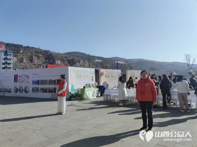 吕梁市离石区青年志愿者协会的志愿者们向广大游客提供各项便民服务提升游客的旅游体验感 - 第5张