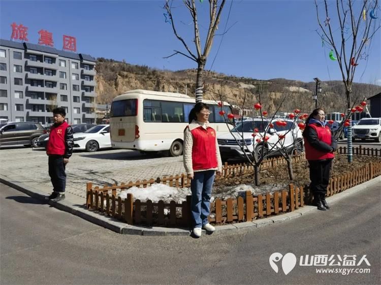 吕梁市离石区青年志愿者协会的志愿者们向广大游客提供各项便民服务提升游客的旅游体验感 - 第4张