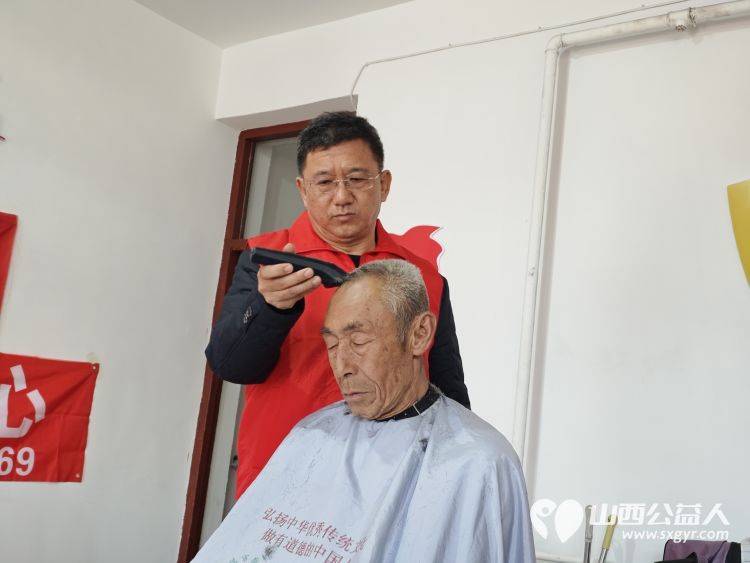 志愿服务进社区健康活动暖人心 介休市敬老协会孝善行活动分别走进北关街道朝阳路社区和福源老年康复服务中心为老人爱心理发义诊 - 第10张 - 山西公益人 志愿服务进社区健康活动暖人心 介休市敬老协会孝善行活动分别走进北关街道朝阳路社区和福源老年康复服务中心为老人爱心理发义诊 - 第10张