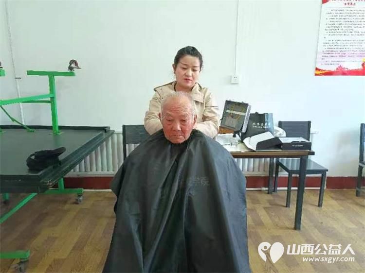志愿服务进社区健康活动暖人心 介休市敬老协会孝善行活动分别走进北关街道朝阳路社区和福源老年康复服务中心为老人爱心理发义诊 - 第8张 - 山西公益人 志愿服务进社区健康活动暖人心 介休市敬老协会孝善行活动分别走进北关街道朝阳路社区和福源老年康复服务中心为老人爱心理发义诊 - 第8张