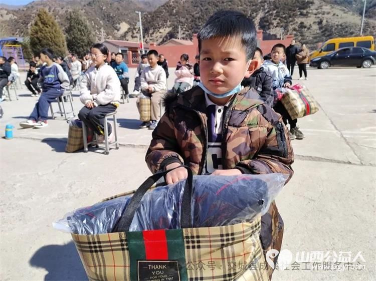 吕梁市留守儿童救助协会交城县成溪社会工作服务中心为交城县苦志育才项目校(会立学校)132名困境儿童发放了捐赠的爱心物资 - 第9张 - 山西公益人 吕梁市留守儿童救助协会交城县成溪社会工作服务中心为交城县苦志育才项目校(会立学校)132名困境儿童发放了捐赠的爱心物资 - 第9张