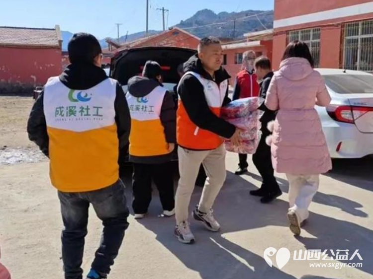 吕梁市留守儿童救助协会交城县成溪社会工作服务中心为交城县苦志育才项目校(会立学校)132名困境儿童发放了捐赠的爱心物资 - 第7张 - 山西公益人 吕梁市留守儿童救助协会交城县成溪社会工作服务中心为交城县苦志育才项目校(会立学校)132名困境儿童发放了捐赠的爱心物资 - 第7张