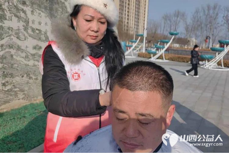 幸福从头开始温暖从心出发 正能量公益山西忻州联络站前往小区为残疾人免费理发并送礼品走访慰问残疾家庭为他们送去温暖和关爱 - 第2张