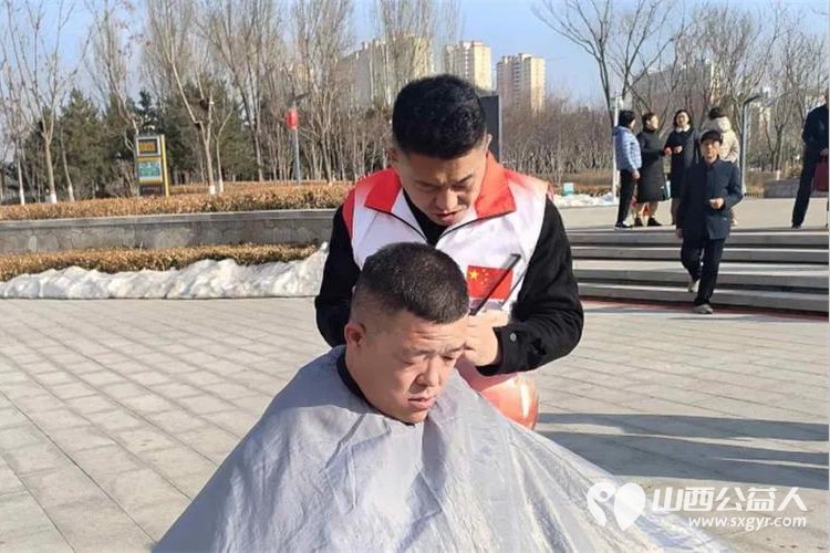 幸福从头开始温暖从心出发 正能量公益山西忻州联络站前往小区为残疾人免费理发并送礼品走访慰问残疾家庭为他们送去温暖和关爱 - 第3张