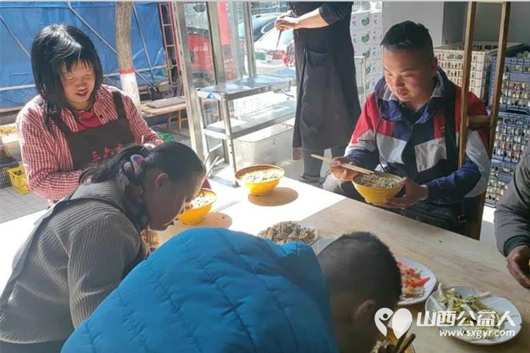 幸福从头开始温暖从心出发 正能量公益山西忻州联络站前往小区为残疾人免费理发并送礼品走访慰问残疾家庭为他们送去温暖和关爱 - 第4张