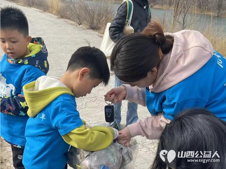 绿水青山榜样少年----“救地球、少年行之地球滤芯行动”亲子快乐联盟太原站沿汾河汾泉路沿岸举行了一场环境保护活动 - 第14张 - 山西公益人 绿水青山榜样少年----“救地球、少年行之地球滤芯行动”亲子快乐联盟太原站沿汾河汾泉路沿岸举行了一场环境保护活动 - 第14张