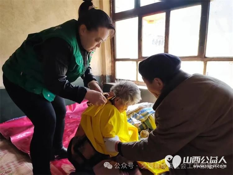 二月二龙抬头 义务理发暖心头 交城县成溪社会工作服务中心为水峪贯镇特困独居老年人提供免费理发活动 - 第4张 - 山西公益人 二月二龙抬头 义务理发暖心头 交城县成溪社会工作服务中心为水峪贯镇特困独居老年人提供免费理发活动 - 第4张