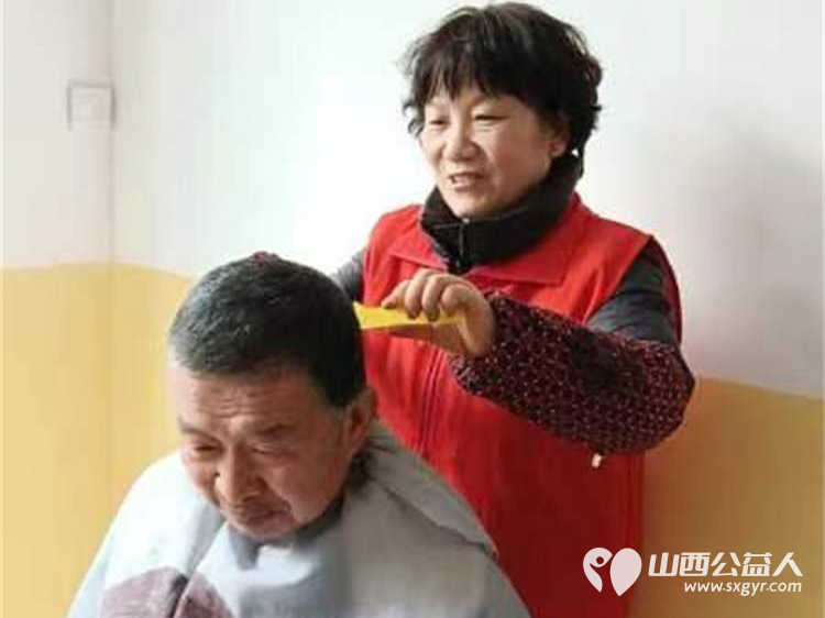 介休市敬老协会敬老爱老助老行动----在张兰镇仙台村理发师为老人爱心理发,绵山眼科医护人员为老人量血压、测血糖、测视力、裂隙灯 - 第8张 - 山西公益人 介休市敬老协会敬老爱老助老行动----在张兰镇仙台村理发师为老人爱心理发,绵山眼科医护人员为老人量血压、测血糖、测视力、裂隙灯 - 第8张