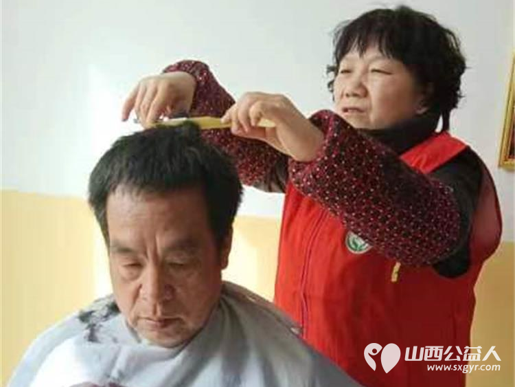 介休市敬老协会敬老爱老助老行动----在张兰镇仙台村理发师为老人爱心理发,绵山眼科医护人员为老人量血压、测血糖、测视力、裂隙灯 - 第7张 - 山西公益人 介休市敬老协会敬老爱老助老行动----在张兰镇仙台村理发师为老人爱心理发,绵山眼科医护人员为老人量血压、测血糖、测视力、裂隙灯 - 第7张