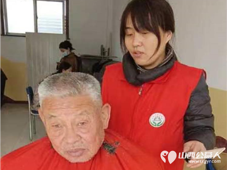 介休市敬老协会敬老爱老助老行动----在张兰镇仙台村理发师为老人爱心理发,绵山眼科医护人员为老人量血压、测血糖、测视力、裂隙灯 - 第9张 - 山西公益人 介休市敬老协会敬老爱老助老行动----在张兰镇仙台村理发师为老人爱心理发,绵山眼科医护人员为老人量血压、测血糖、测视力、裂隙灯 - 第9张