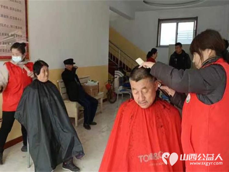 介休市敬老协会敬老爱老助老行动----在张兰镇仙台村理发师为老人爱心理发,绵山眼科医护人员为老人量血压、测血糖、测视力、裂隙灯 - 第17张 - 山西公益人 介休市敬老协会敬老爱老助老行动----在张兰镇仙台村理发师为老人爱心理发,绵山眼科医护人员为老人量血压、测血糖、测视力、裂隙灯 - 第17张