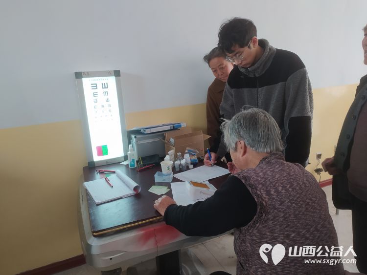 介休市敬老协会敬老爱老助老行动----在张兰镇仙台村理发师为老人爱心理发,绵山眼科医护人员为老人量血压、测血糖、测视力、裂隙灯 - 第29张 - 山西公益人 介休市敬老协会敬老爱老助老行动----在张兰镇仙台村理发师为老人爱心理发,绵山眼科医护人员为老人量血压、测血糖、测视力、裂隙灯 - 第29张