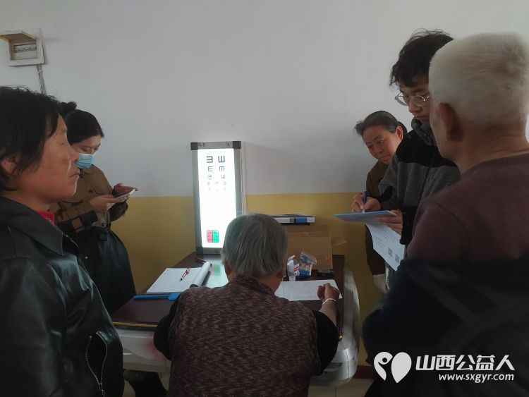 介休市敬老协会敬老爱老助老行动----在张兰镇仙台村理发师为老人爱心理发,绵山眼科医护人员为老人量血压、测血糖、测视力、裂隙灯 - 第27张 - 山西公益人 介休市敬老协会敬老爱老助老行动----在张兰镇仙台村理发师为老人爱心理发,绵山眼科医护人员为老人量血压、测血糖、测视力、裂隙灯 - 第27张