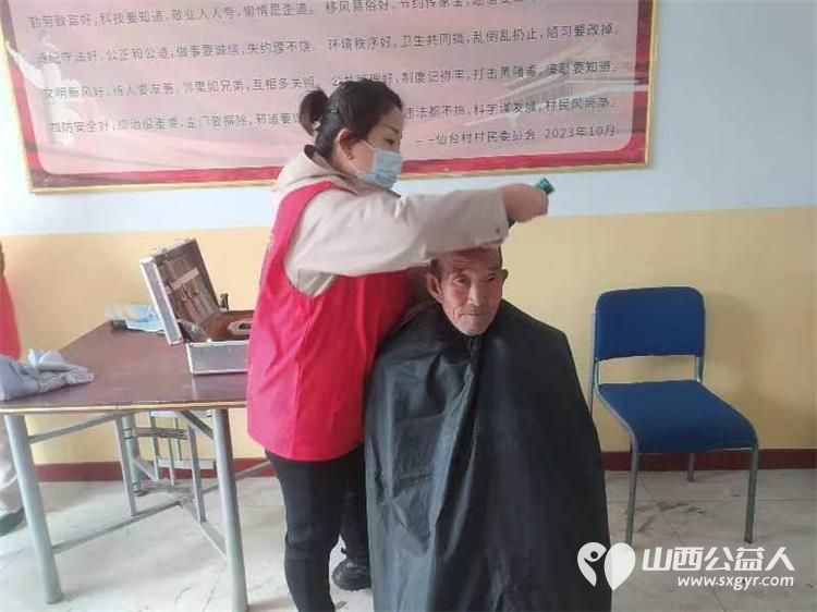 介休市敬老协会敬老爱老助老行动----在张兰镇仙台村理发师为老人爱心理发,绵山眼科医护人员为老人量血压、测血糖、测视力、裂隙灯 - 第12张 - 山西公益人 介休市敬老协会敬老爱老助老行动----在张兰镇仙台村理发师为老人爱心理发,绵山眼科医护人员为老人量血压、测血糖、测视力、裂隙灯 - 第12张