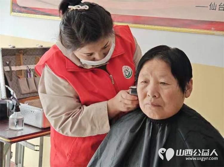 介休市敬老协会敬老爱老助老行动----在张兰镇仙台村理发师为老人爱心理发,绵山眼科医护人员为老人量血压、测血糖、测视力、裂隙灯 - 第6张 - 山西公益人 介休市敬老协会敬老爱老助老行动----在张兰镇仙台村理发师为老人爱心理发,绵山眼科医护人员为老人量血压、测血糖、测视力、裂隙灯 - 第6张