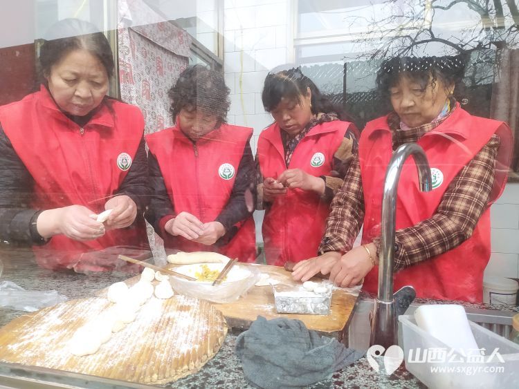 介休市敬老协会敬老爱老助老行动----张兰镇仙台村入户特困老人83岁李士旺家为老人包饺子 - 第3张 - 山西公益人 介休市敬老协会敬老爱老助老行动----张兰镇仙台村入户特困老人83岁李士旺家为老人包饺子 - 第3张