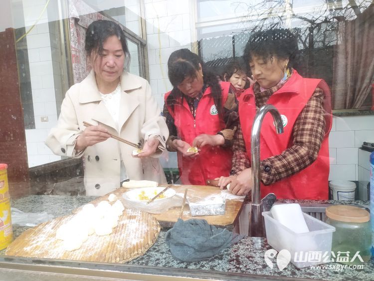 介休市敬老协会敬老爱老助老行动----张兰镇仙台村入户特困老人83岁李士旺家为老人包饺子 - 第2张 - 山西公益人 介休市敬老协会敬老爱老助老行动----张兰镇仙台村入户特困老人83岁李士旺家为老人包饺子 - 第2张