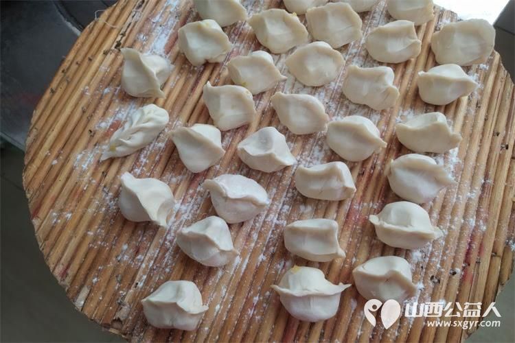 介休市敬老协会敬老爱老助老行动----张兰镇仙台村入户特困老人83岁李士旺家为老人包饺子 - 第4张 - 山西公益人 介休市敬老协会敬老爱老助老行动----张兰镇仙台村入户特困老人83岁李士旺家为老人包饺子 - 第4张