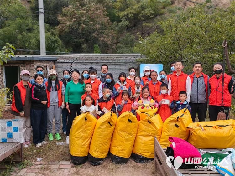 龙城义工联合尖草坪区汇丰街道乾泽园社区及自闭症大龄青年群体开展义卖、捐衣服书籍、学雷锋宣传活动 - 第3张 - 山西公益人 龙城义工联合尖草坪区汇丰街道乾泽园社区及自闭症大龄青年群体开展义卖、捐衣服书籍、学雷锋宣传活动 - 第3张