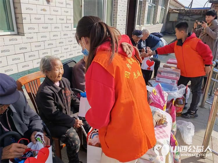 龙城义工联合尖草坪区汇丰街道乾泽园社区及自闭症大龄青年群体开展义卖、捐衣服书籍、学雷锋宣传活动 - 第9张 - 山西公益人 龙城义工联合尖草坪区汇丰街道乾泽园社区及自闭症大龄青年群体开展义卖、捐衣服书籍、学雷锋宣传活动 - 第9张