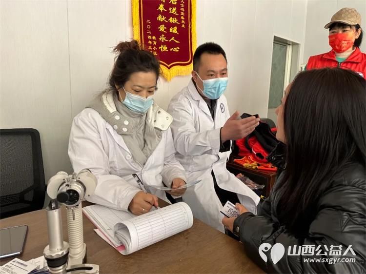 忻州市秀容公益服务中心携忻州第一职业中学的医学科学子和安康眼科医院的医生前往忻州市教育小区联合举办爱心义诊送健康活动 - 第12张 - 山西公益人 忻州市秀容公益服务中心携忻州第一职业中学的医学科学子和安康眼科医院的医生前往忻州市教育小区联合举办爱心义诊送健康活动 - 第12张