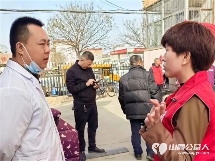 忻州市秀容公益服务中心携忻州第一职业中学的医学科学子和安康眼科医院的医生前往忻州市教育小区联合举办爱心义诊送健康活动 - 第4张 - 山西公益人 忻州市秀容公益服务中心携忻州第一职业中学的医学科学子和安康眼科医院的医生前往忻州市教育小区联合举办爱心义诊送健康活动 - 第4张