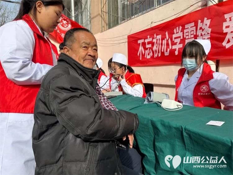 忻州市秀容公益服务中心携忻州第一职业中学的医学科学子和安康眼科医院的医生前往忻州市教育小区联合举办爱心义诊送健康活动 - 第11张 - 山西公益人 忻州市秀容公益服务中心携忻州第一职业中学的医学科学子和安康眼科医院的医生前往忻州市教育小区联合举办爱心义诊送健康活动 - 第11张