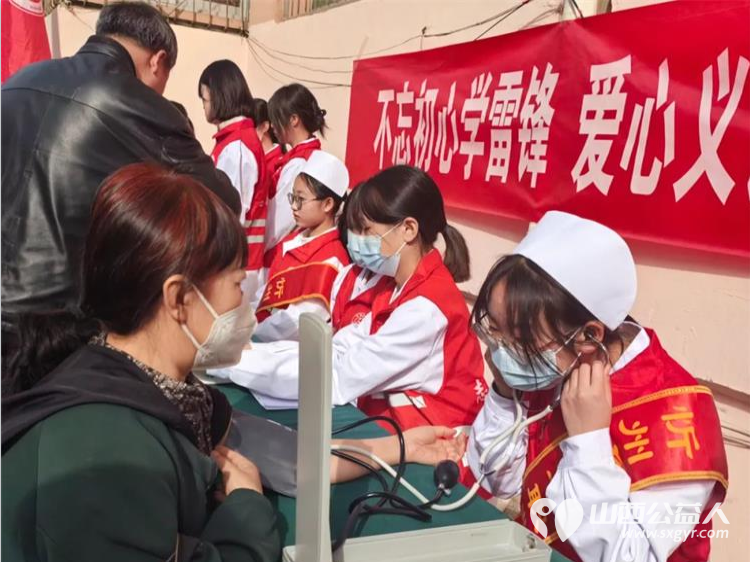 忻州市秀容公益服务中心携忻州第一职业中学的医学科学子和安康眼科医院的医生前往忻州市教育小区联合举办爱心义诊送健康活动 - 第6张 - 山西公益人 忻州市秀容公益服务中心携忻州第一职业中学的医学科学子和安康眼科医院的医生前往忻州市教育小区联合举办爱心义诊送健康活动 - 第6张