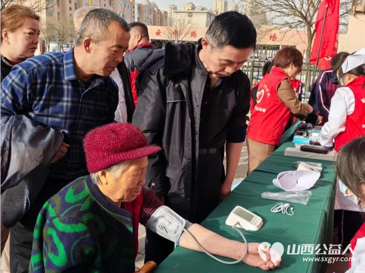 忻州市秀容公益服务中心携忻州第一职业中学的医学科学子和安康眼科医院的医生前往忻州市教育小区联合举办爱心义诊送健康活动 - 第9张 - 山西公益人 忻州市秀容公益服务中心携忻州第一职业中学的医学科学子和安康眼科医院的医生前往忻州市教育小区联合举办爱心义诊送健康活动 - 第9张