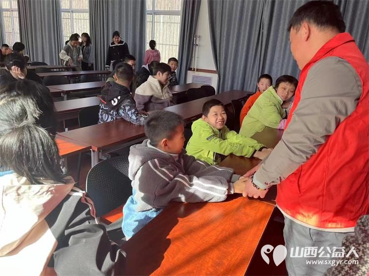 关爱特殊儿童守护健康成长----长治市上党区义工协会走进上党区特殊教育学校慰问残疾学生 - 第7张