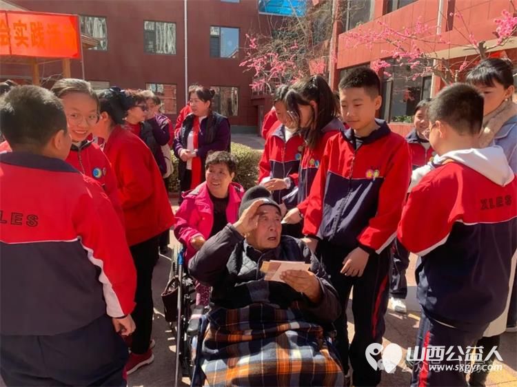 太原杏岭实验学校来到太原市比家美养老院举办 爱驻夕阳关爱老人 学习雷锋精神社会实践活动 - 第5张