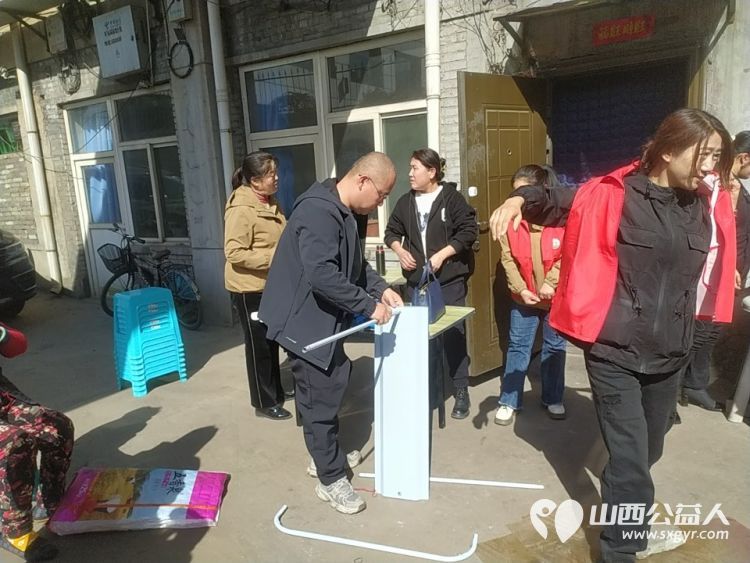 志愿服务进社区健康活动暖人心----介休市敬老协会西关街道文明北街社区为社区居民爱心理发、测量血压、测血糖、贴眼贴、测视力等 - 第2张 - 山西公益人 志愿服务进社区健康活动暖人心----介休市敬老协会西关街道文明北街社区为社区居民爱心理发、测量血压、测血糖、贴眼贴、测视力等 - 第2张