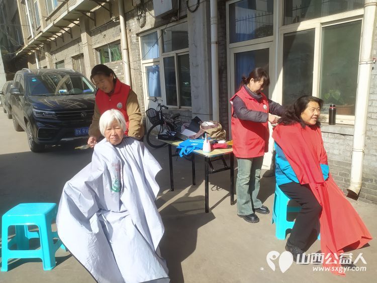 志愿服务进社区健康活动暖人心----介休市敬老协会西关街道文明北街社区为社区居民爱心理发、测量血压、测血糖、贴眼贴、测视力等 - 第6张 - 山西公益人 志愿服务进社区健康活动暖人心----介休市敬老协会西关街道文明北街社区为社区居民爱心理发、测量血压、测血糖、贴眼贴、测视力等 - 第6张