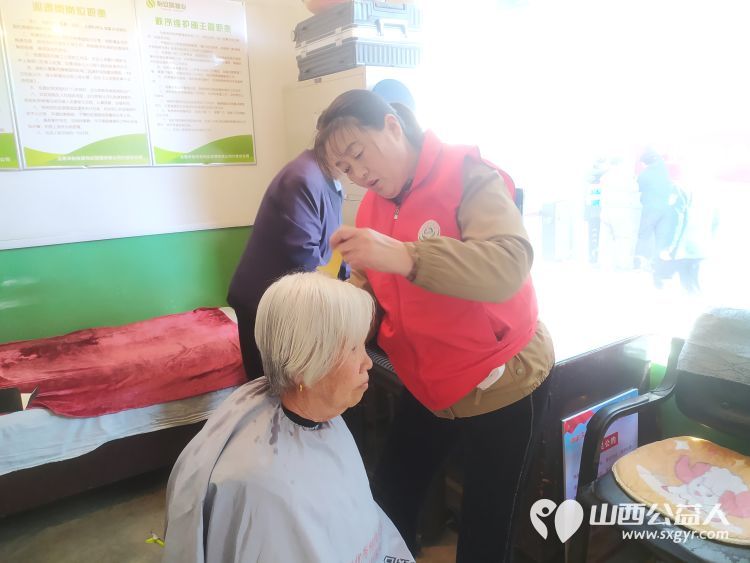 志愿服务进社区健康活动暖人心----介休市敬老协会西关街道文明北街社区为社区居民爱心理发、测量血压、测血糖、贴眼贴、测视力等 - 第28张 - 山西公益人 志愿服务进社区健康活动暖人心----介休市敬老协会西关街道文明北街社区为社区居民爱心理发、测量血压、测血糖、贴眼贴、测视力等 - 第28张