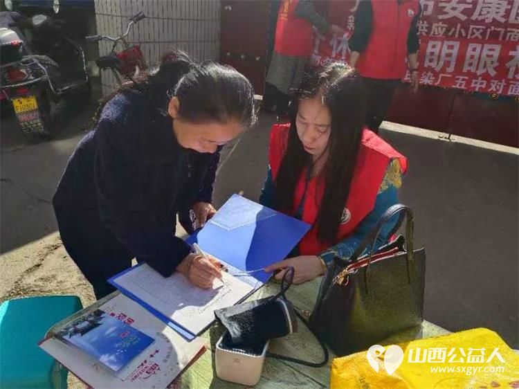 志愿服务进社区健康活动暖人心----介休市敬老协会西关街道文明北街社区为社区居民爱心理发、测量血压、测血糖、贴眼贴、测视力等 - 第23张 - 山西公益人 志愿服务进社区健康活动暖人心----介休市敬老协会西关街道文明北街社区为社区居民爱心理发、测量血压、测血糖、贴眼贴、测视力等 - 第23张