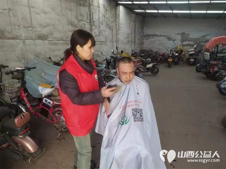 志愿服务进社区健康活动暖人心----介休市敬老协会西关街道文明北街社区为社区居民爱心理发、测量血压、测血糖、贴眼贴、测视力等 - 第16张 - 山西公益人 志愿服务进社区健康活动暖人心----介休市敬老协会西关街道文明北街社区为社区居民爱心理发、测量血压、测血糖、贴眼贴、测视力等 - 第16张