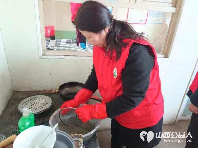 介休市敬老协会敬老爱老助老行动去义棠镇北角头村入户84岁特困老人高明亮家中 - 第9张 - 山西公益人 介休市敬老协会敬老爱老助老行动去义棠镇北角头村入户84岁特困老人高明亮家中 - 第9张