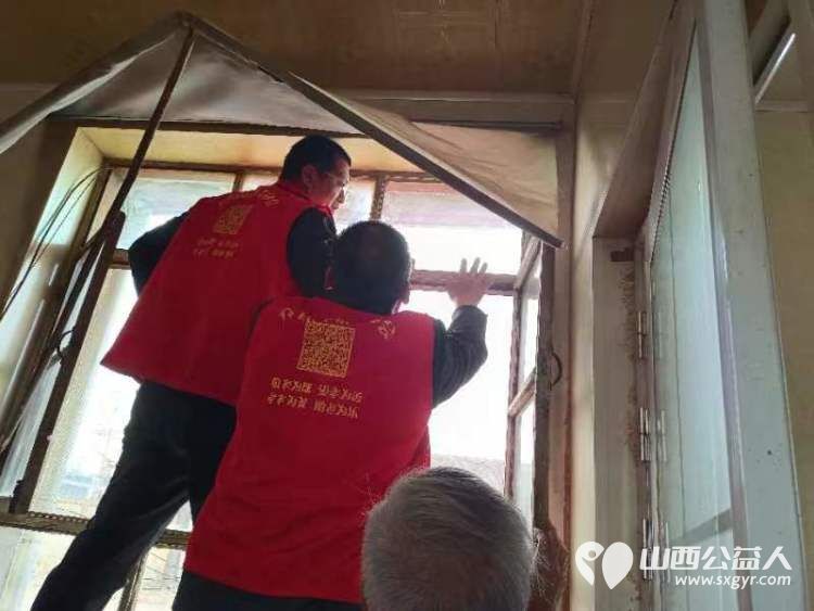 介休市敬老协会敬老爱老助老行动去义棠镇北角头村入户84岁特困老人高明亮家中 - 第4张 - 山西公益人 介休市敬老协会敬老爱老助老行动去义棠镇北角头村入户84岁特困老人高明亮家中 - 第4张