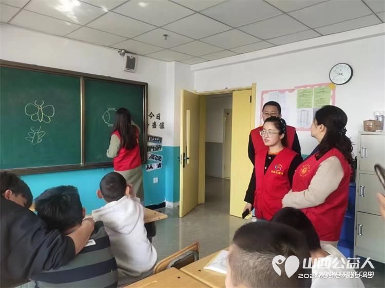 阳曲县教育局学雷锋志愿活动在太原市灵星社区康复中心举行志愿者们走进课堂带着孩子们一起上音乐课美术课游戏课 - 第5张 - 山西公益人 阳曲县教育局学雷锋志愿活动在太原市灵星社区康复中心举行志愿者们走进课堂带着孩子们一起上音乐课美术课游戏课 - 第5张