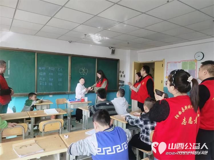 阳曲县教育局学雷锋志愿活动在太原市灵星社区康复中心举行志愿者们走进课堂带着孩子们一起上音乐课美术课游戏课 - 第3张 - 山西公益人 阳曲县教育局学雷锋志愿活动在太原市灵星社区康复中心举行志愿者们走进课堂带着孩子们一起上音乐课美术课游戏课 - 第3张
