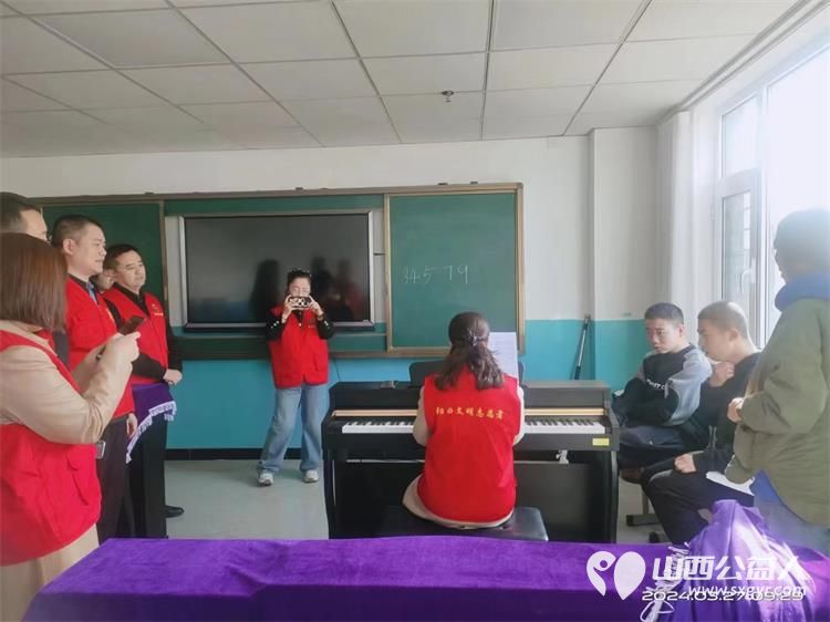 阳曲县教育局学雷锋志愿活动在太原市灵星社区康复中心举行志愿者们走进课堂带着孩子们一起上音乐课美术课游戏课 - 第4张 - 山西公益人 阳曲县教育局学雷锋志愿活动在太原市灵星社区康复中心举行志愿者们走进课堂带着孩子们一起上音乐课美术课游戏课 - 第4张