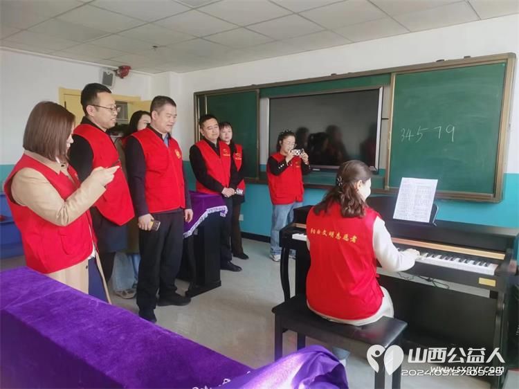阳曲县教育局学雷锋志愿活动在太原市灵星社区康复中心举行志愿者们走进课堂带着孩子们一起上音乐课美术课游戏课 - 第2张 - 山西公益人 阳曲县教育局学雷锋志愿活动在太原市灵星社区康复中心举行志愿者们走进课堂带着孩子们一起上音乐课美术课游戏课 - 第2张